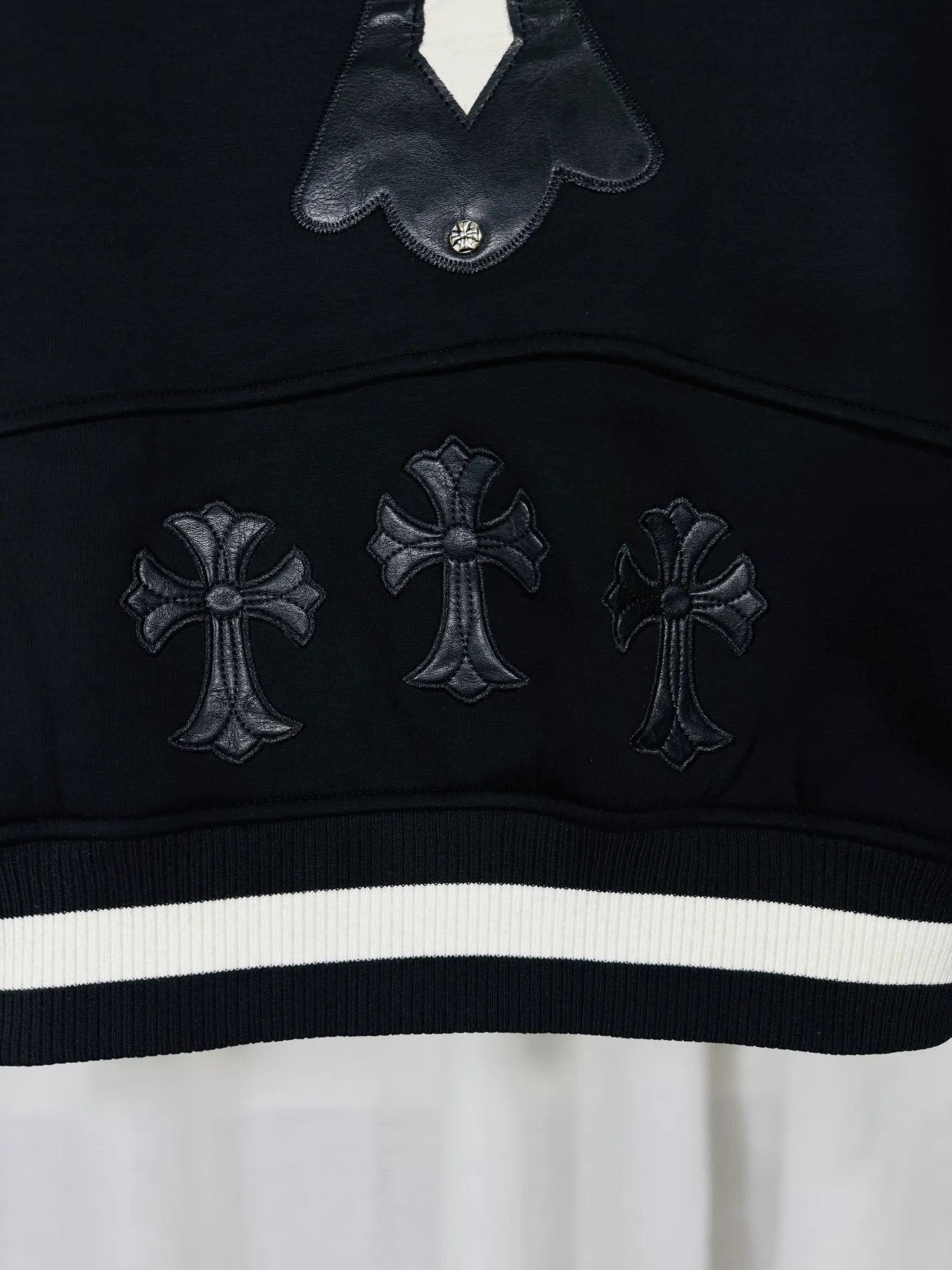 P560 top version, real shot without P, ​​different from market currency) 𝗖𝗵𝗿𝗼𝗺𝗲 𝗛𝗲𝗮𝗿𝘁𝘀/Cro Heart 2025 washed and burned flower patch embroidered autumn and winter new original single counter American patchwork 3D three-dimensional couple casual cardigan plus velvet baseball jacket 👑The highest version! Customized fabric 550g tripe terry fabric! American acid-washed and distressed original fabric, laser burning + leather embroidery, exquisite embroidery of beaded letters!  The best-selling model in the counter, very comfortable to wear. Accessories: original molded and authenticated collar label➕100% silk wash label. Genuine purchase-grade original hangtag➕matching hanging rope➕3D hanging beads➕original packaging bag. Craftsmanship: The original version has consistent wiring! The highest version of the armhole matching technique! Color: Black Size: S M L XL Style No.: 345